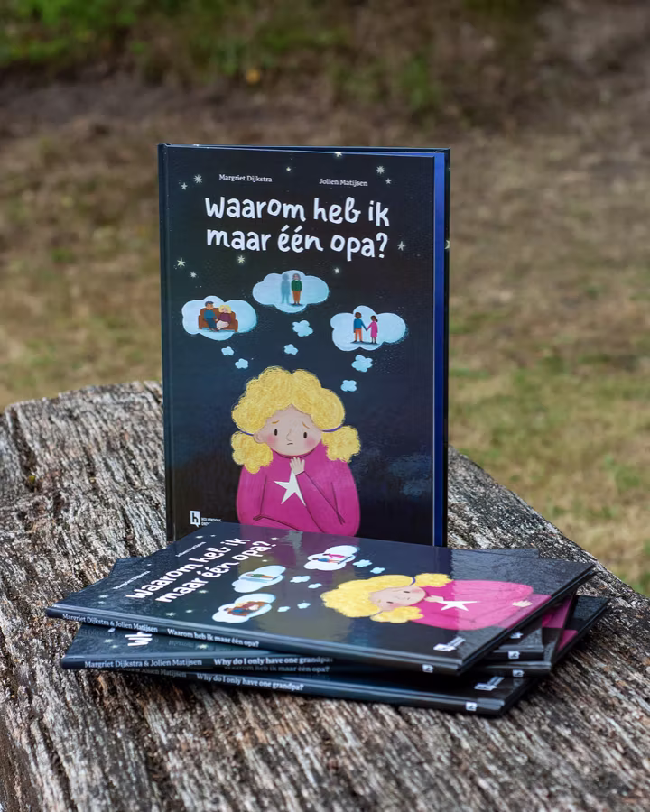 Nederlandse en Engelse edities van Waarom heb ik maar één opa? op een boomstam