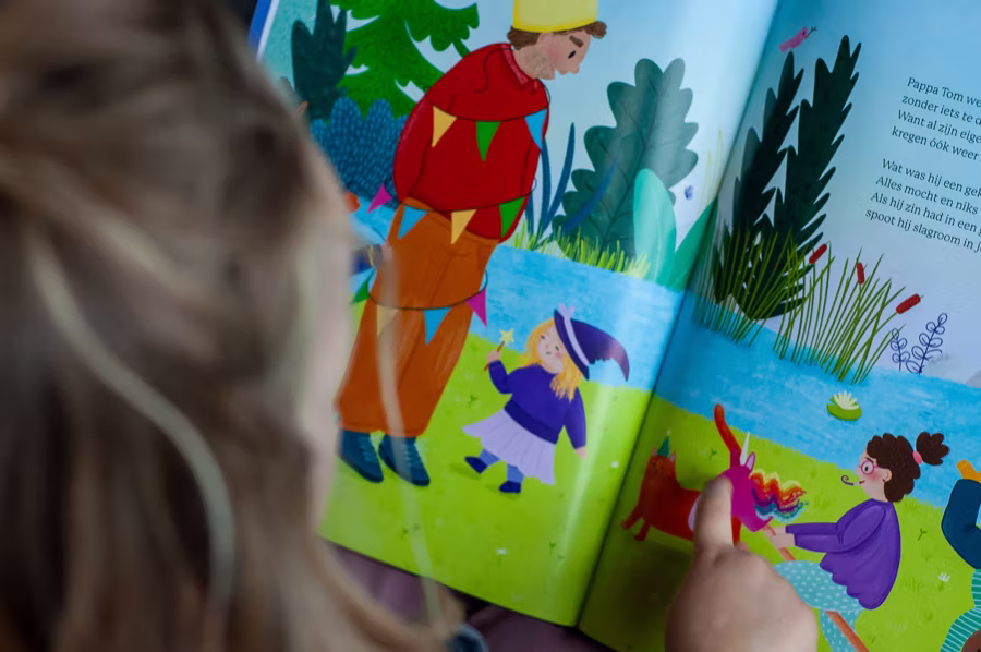 Een kleurrijke dubbele pagina uit het prentenboek
