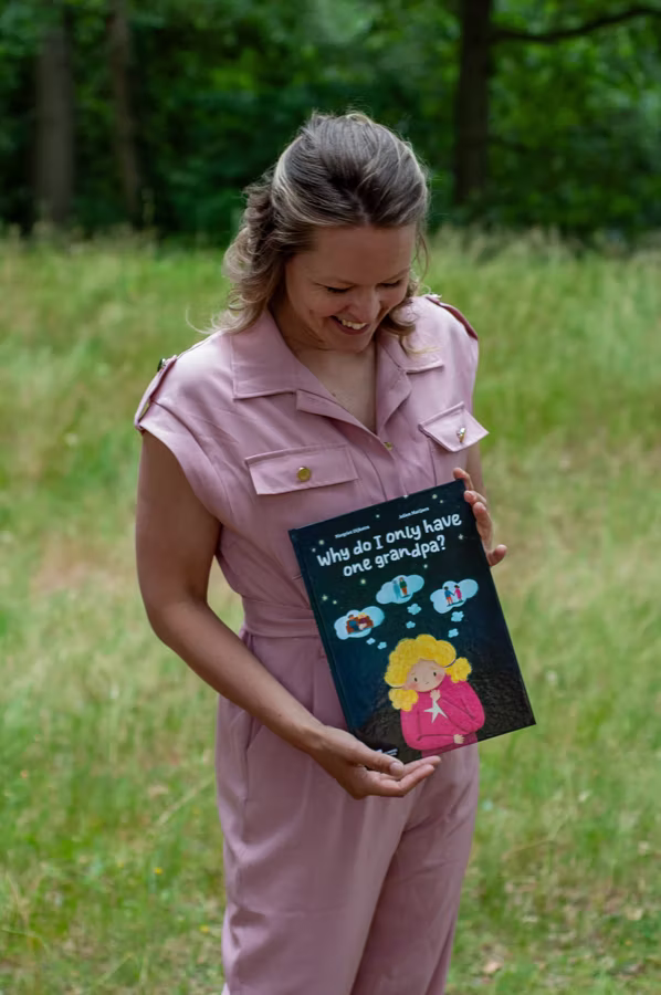Margriet met de Engelse editie van het prentenboek